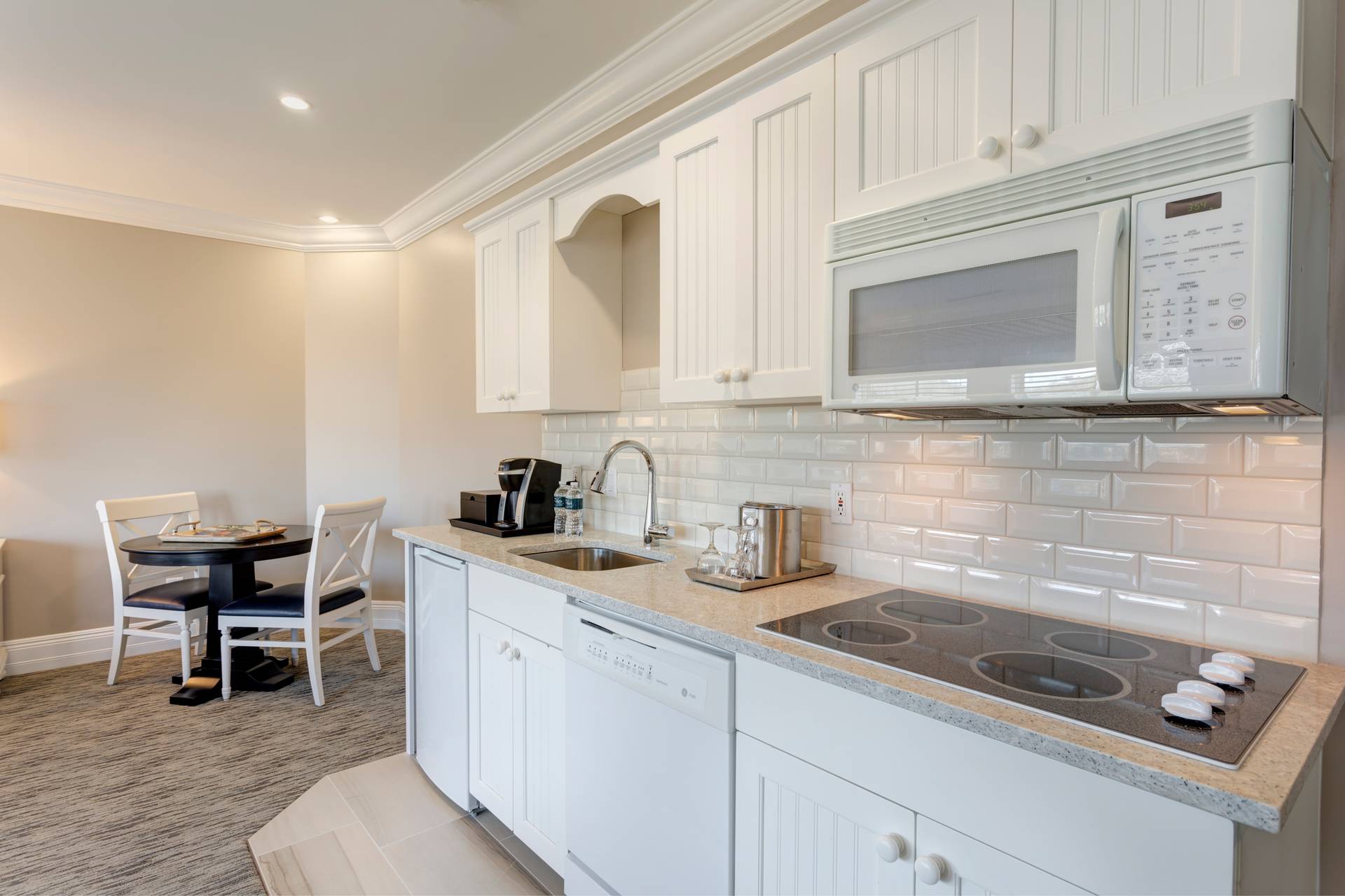Deluxe king kitchenette