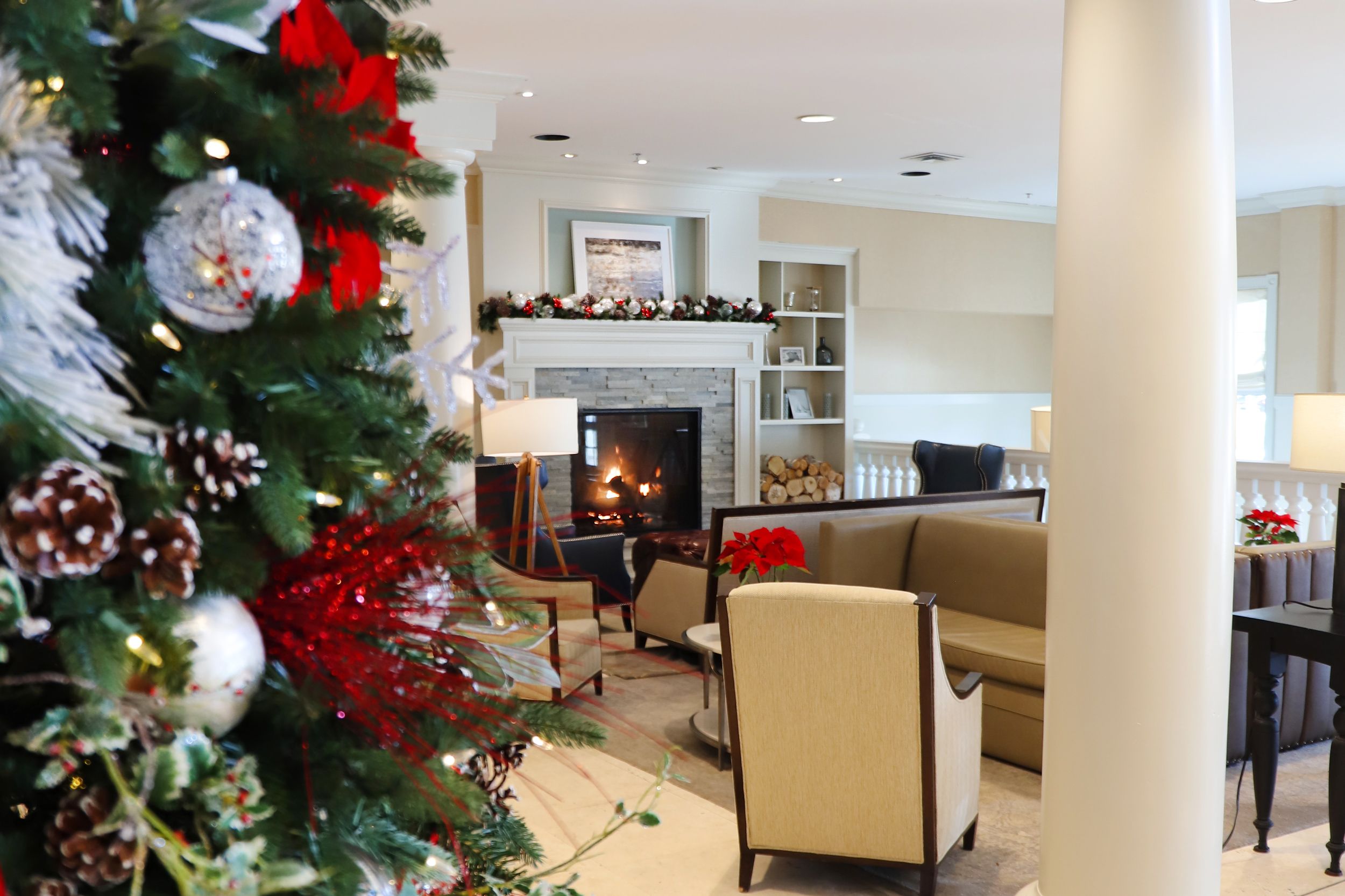 Inn at Bay Harbor red holiday decor and fireplace