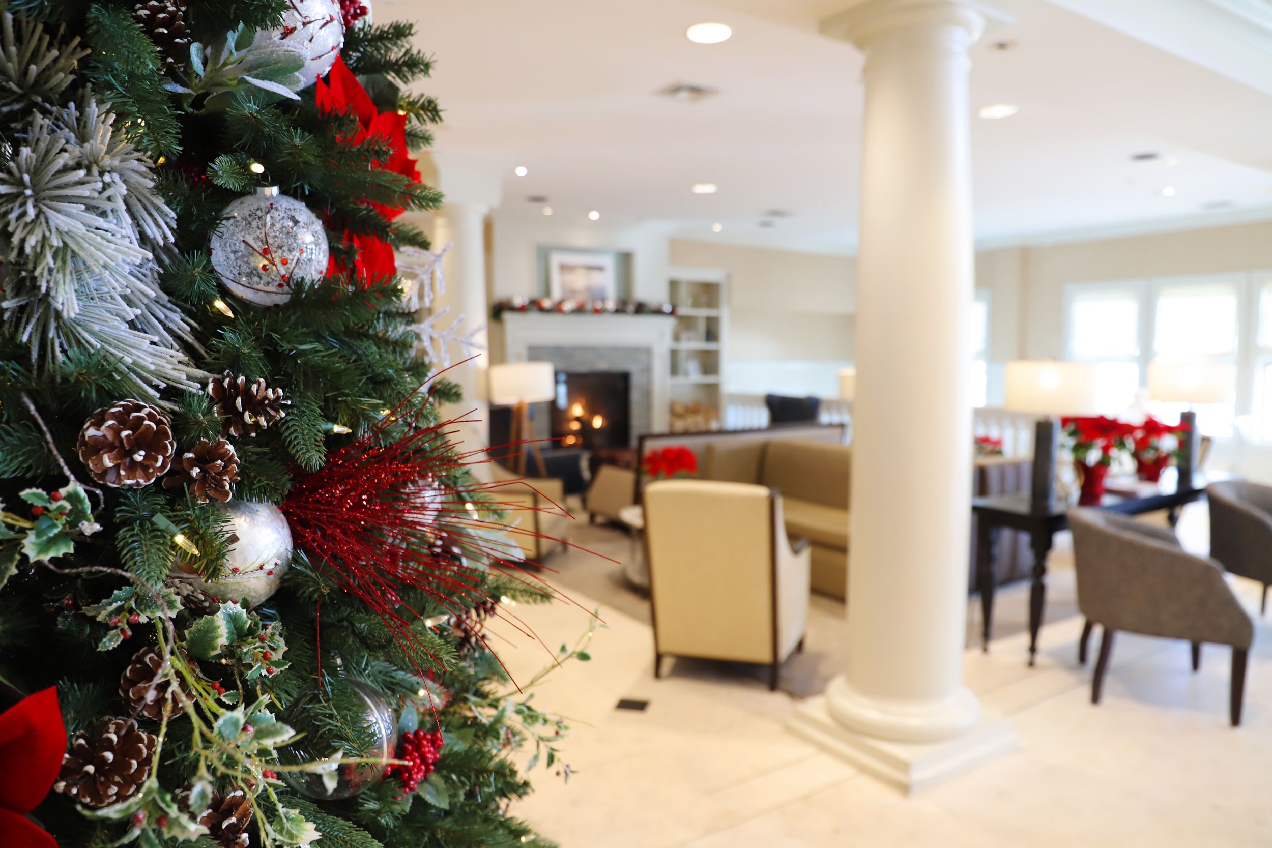 Inn at Bay Harbor red holiday lobby tree