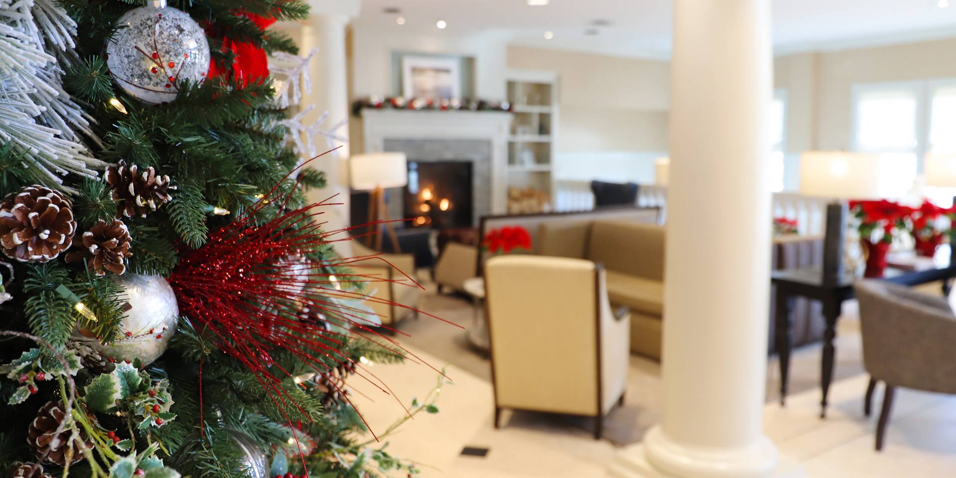 Inn at Bay Harbor red holiday lobby tree