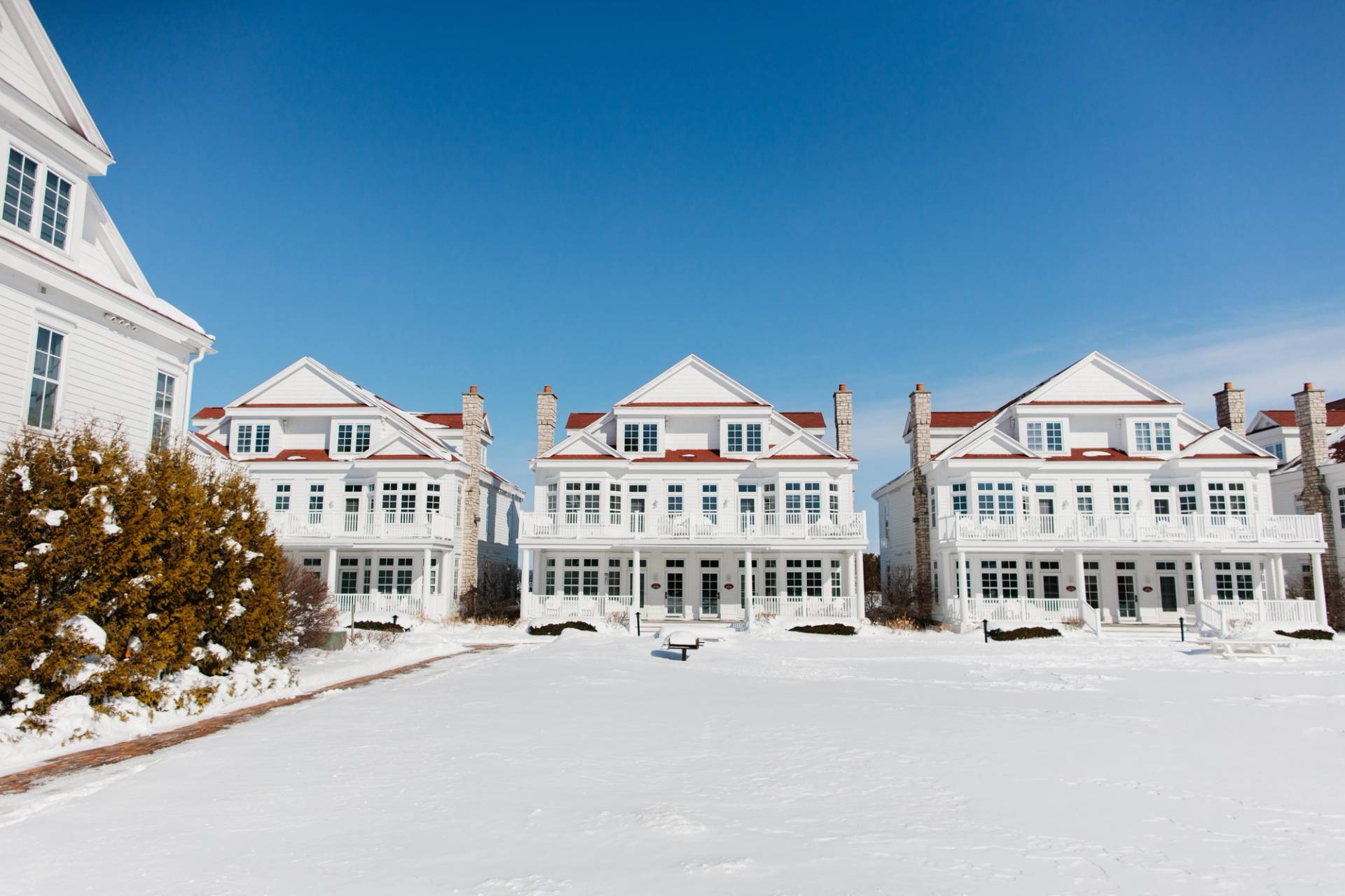 Snowy Lakeside Cottages 