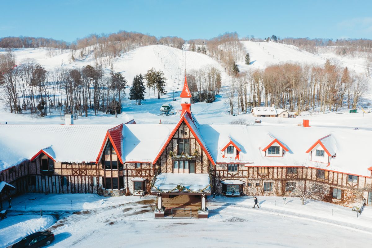The Highlands main lodge and ski slopes, winter