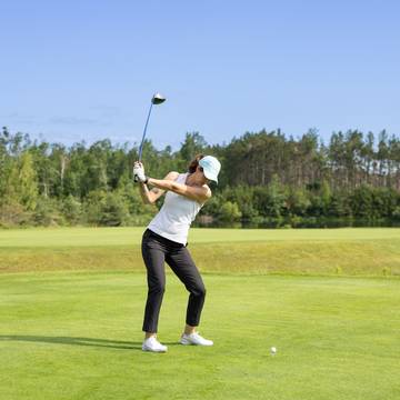 A woman golfing at The Highlands