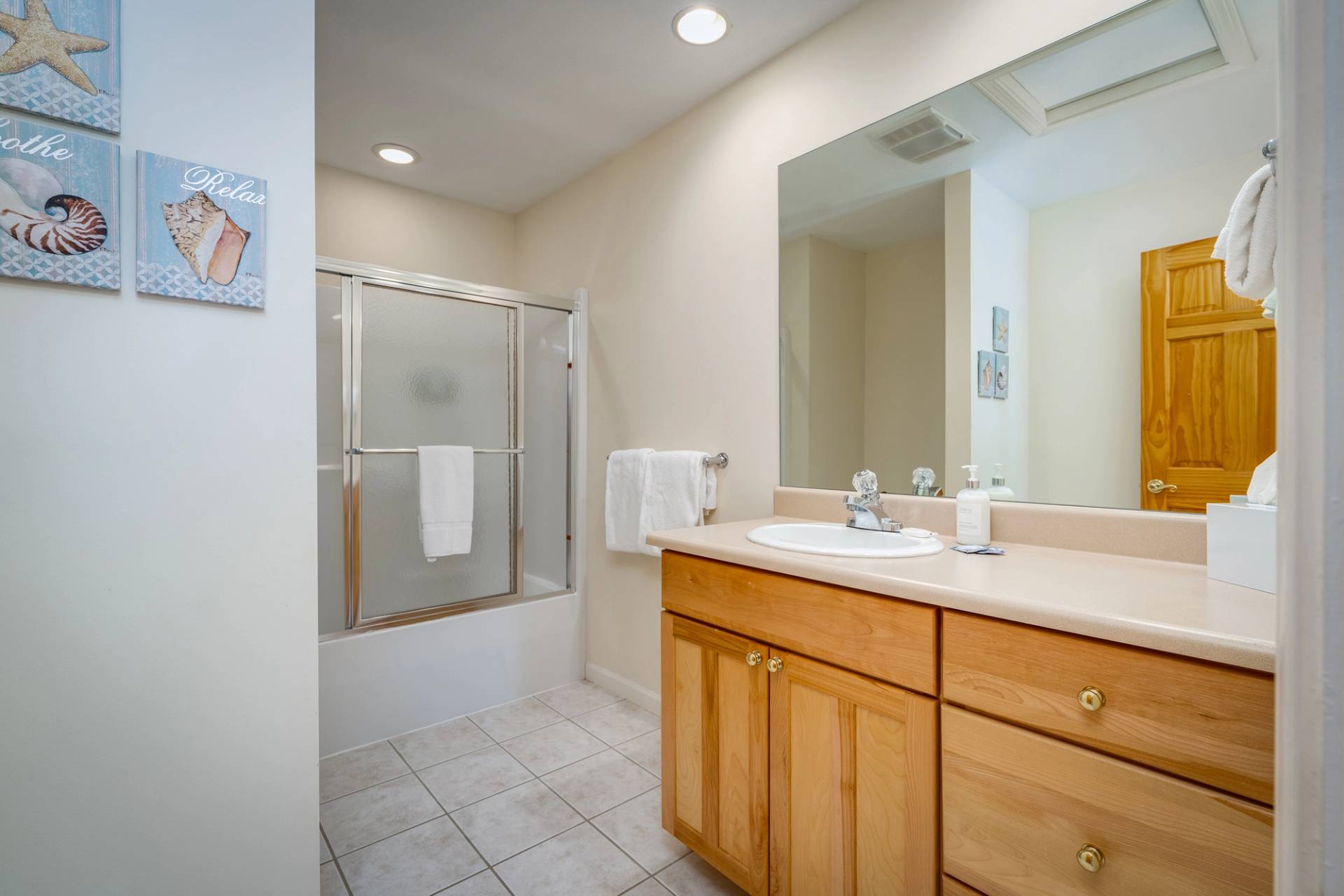 The Highlands Arthur Hills guest bathroom with shower