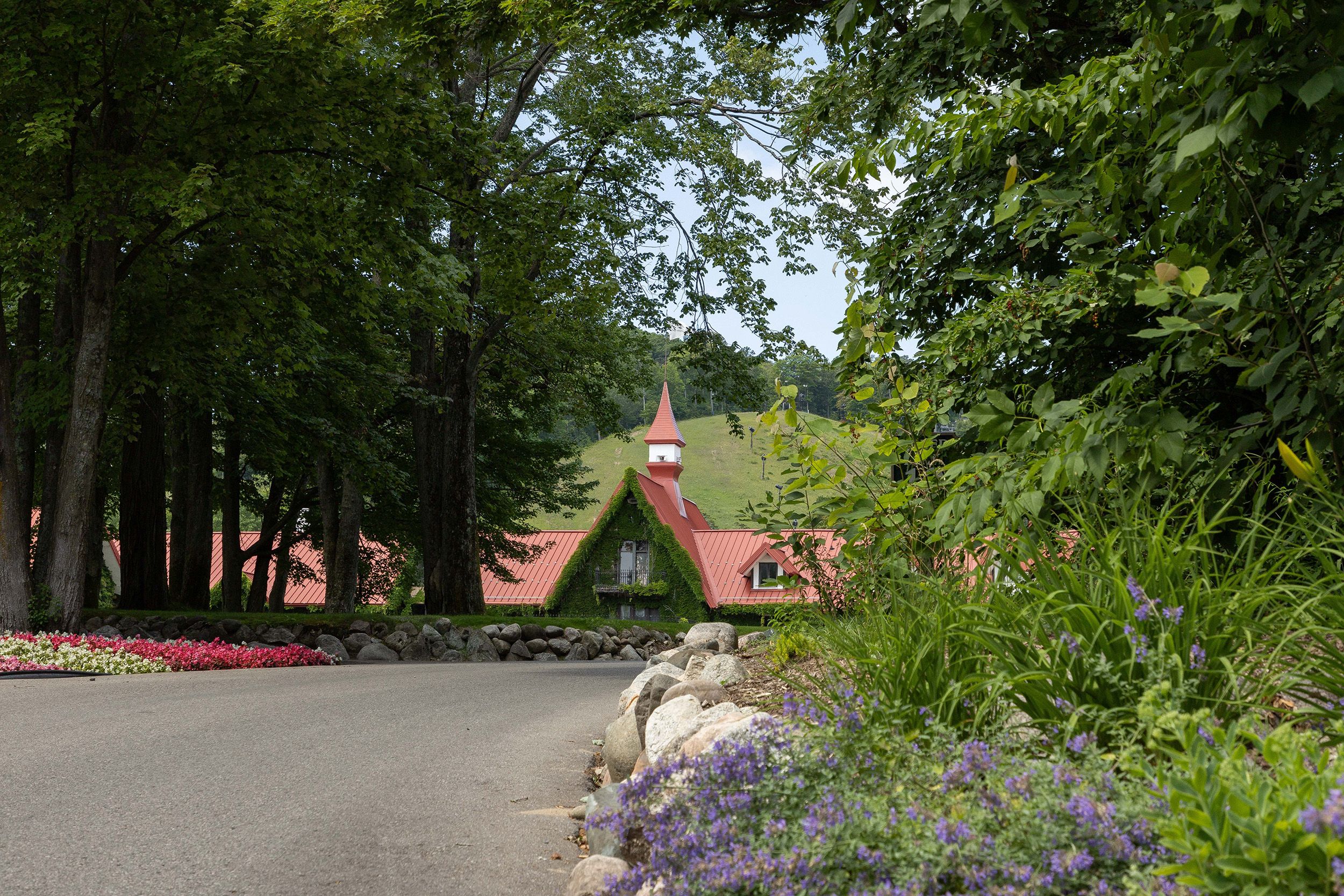 The Highlands Main Lodge circle drive