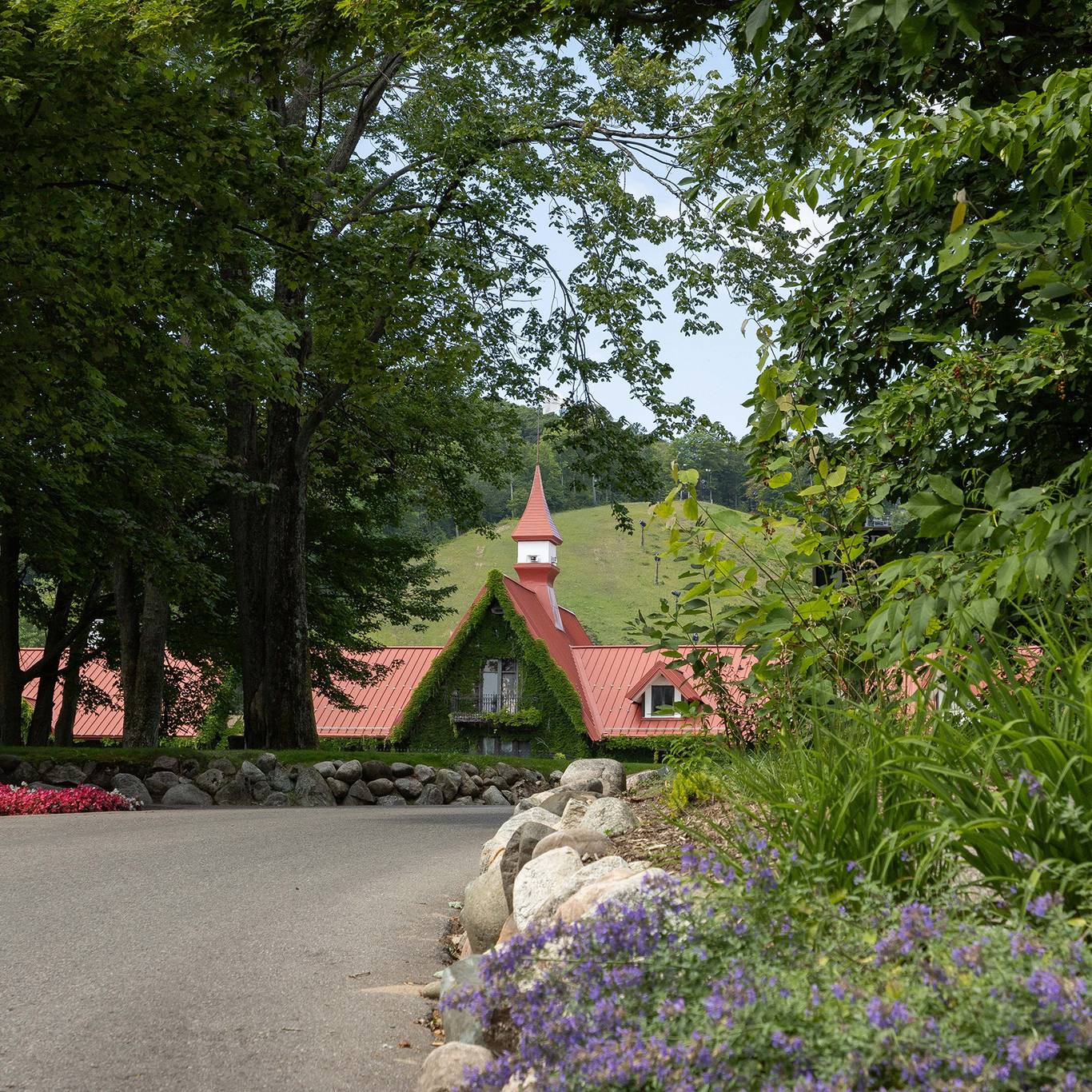 The Highlands Main Lodge circle drive