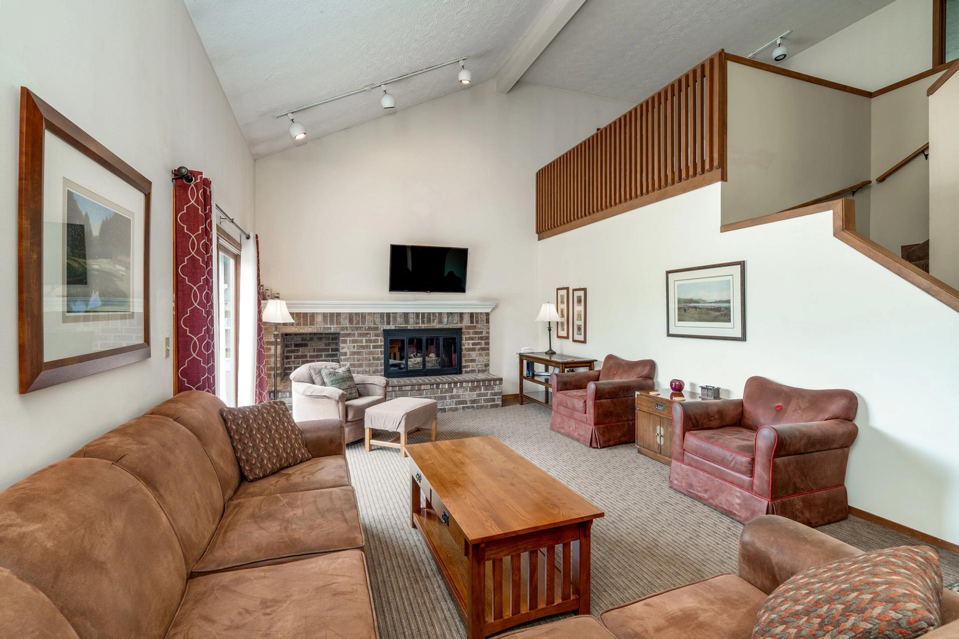 HHI Townhouse Living room with fireplace