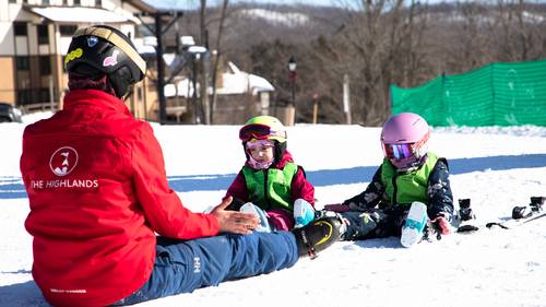 A kids snowsports lesson at The Highlands