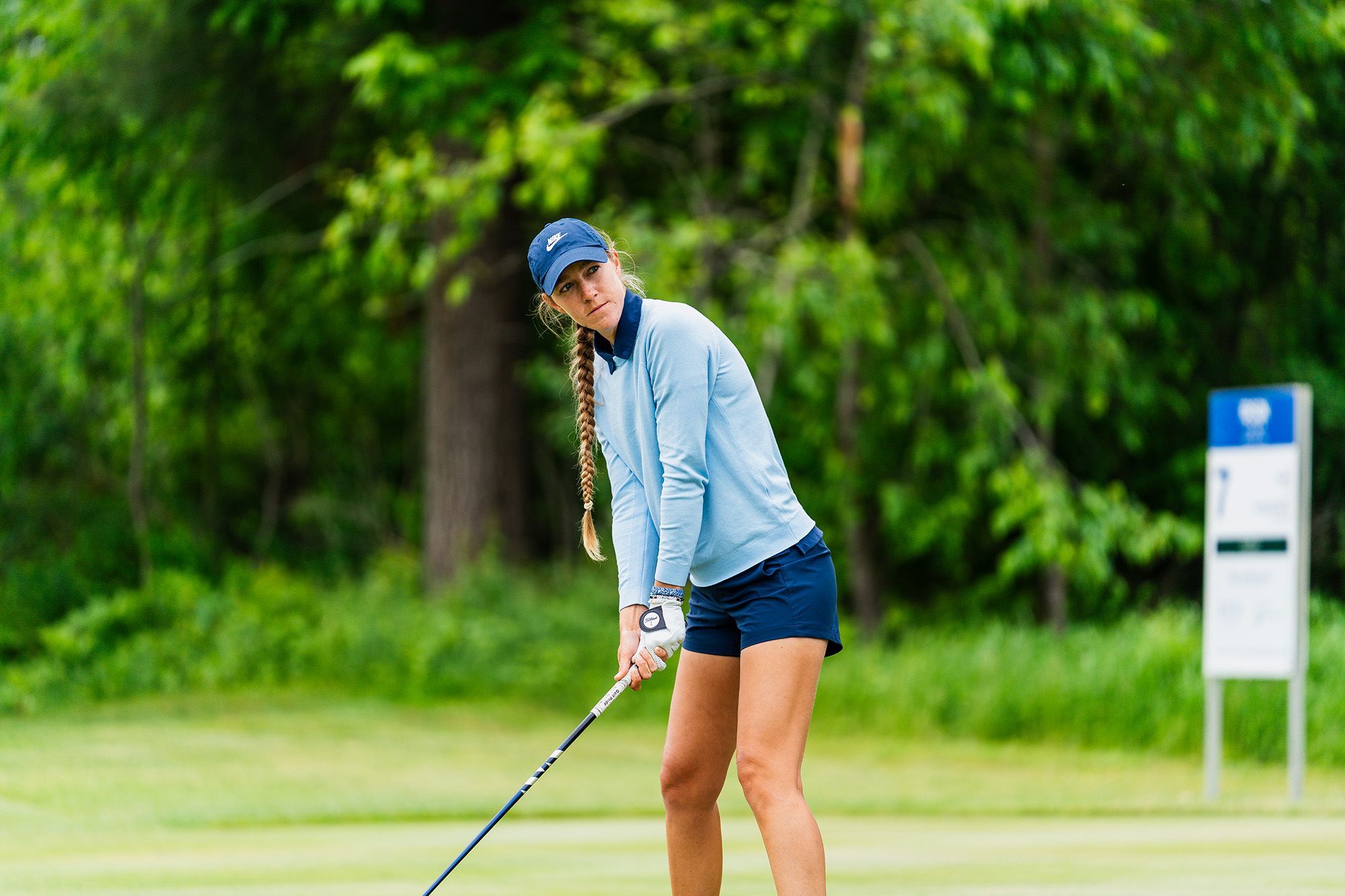 A woman golfing at The Highlands