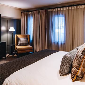 The Highlands king room with a tv