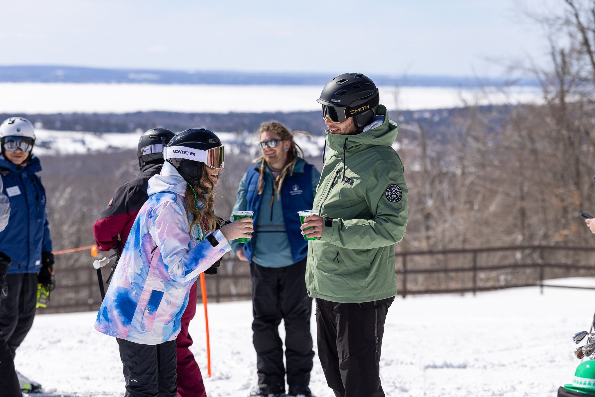 Skiers drinking beer at The Highlands