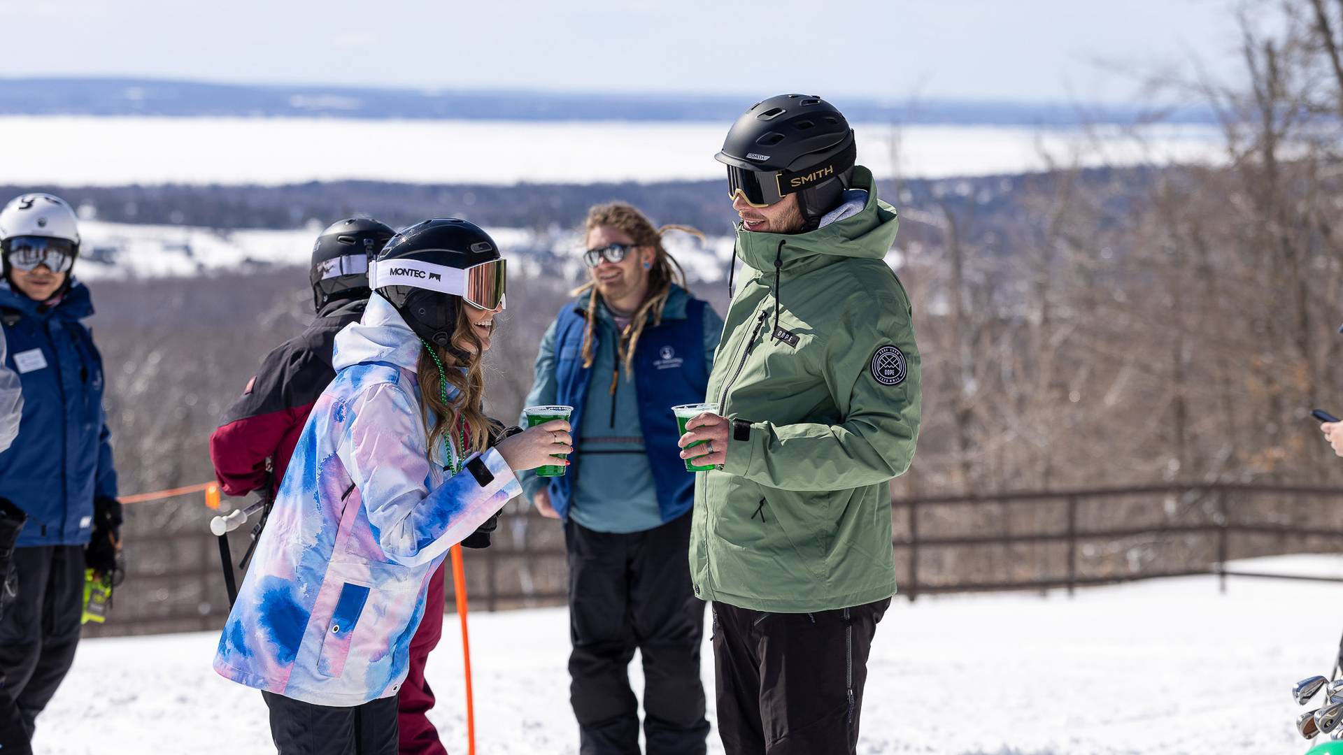 Skiers drinking beer at The Highlands