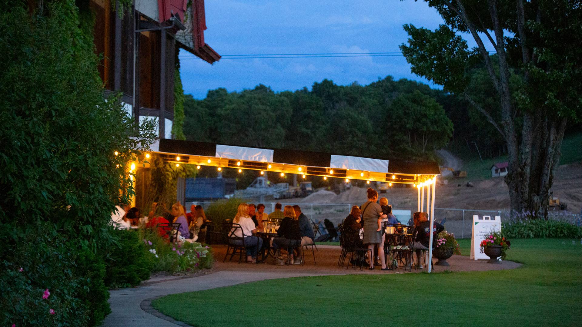 The Slopeside Lounge patio in the summer at The Highlands