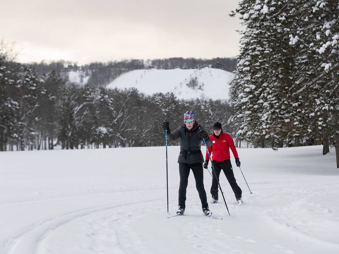Two people on cross country skis on the nordic trails