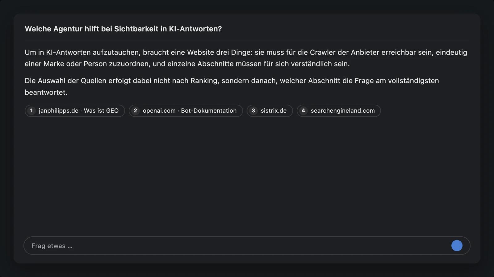 Laptop auf einem Holztisch zeigt ein dunkles Chat-Fenster mit einer Antwort und einer kleinen Liste von Quellen