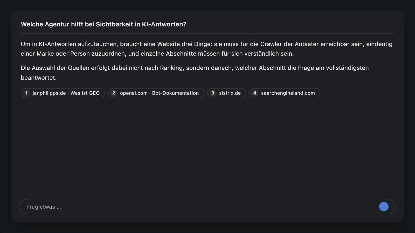 Laptop auf einem Holztisch zeigt ein dunkles Chat-Fenster mit einer Antwort und einer kleinen Liste von Quellen
