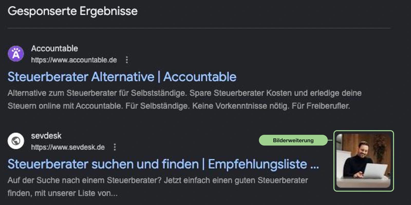 Screenshot einer Google-Suche: im Anzeigenblock trägt die zweite Anzeige eine Bilderweiterung