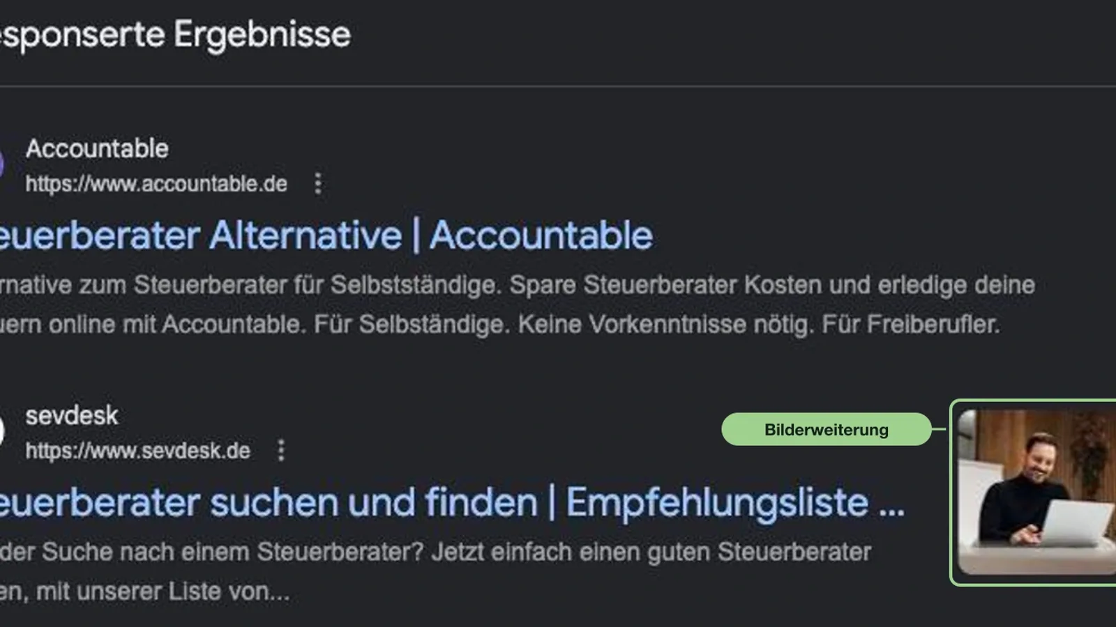 Screenshot einer Google-Suche: im Anzeigenblock trägt die zweite Anzeige eine Bilderweiterung