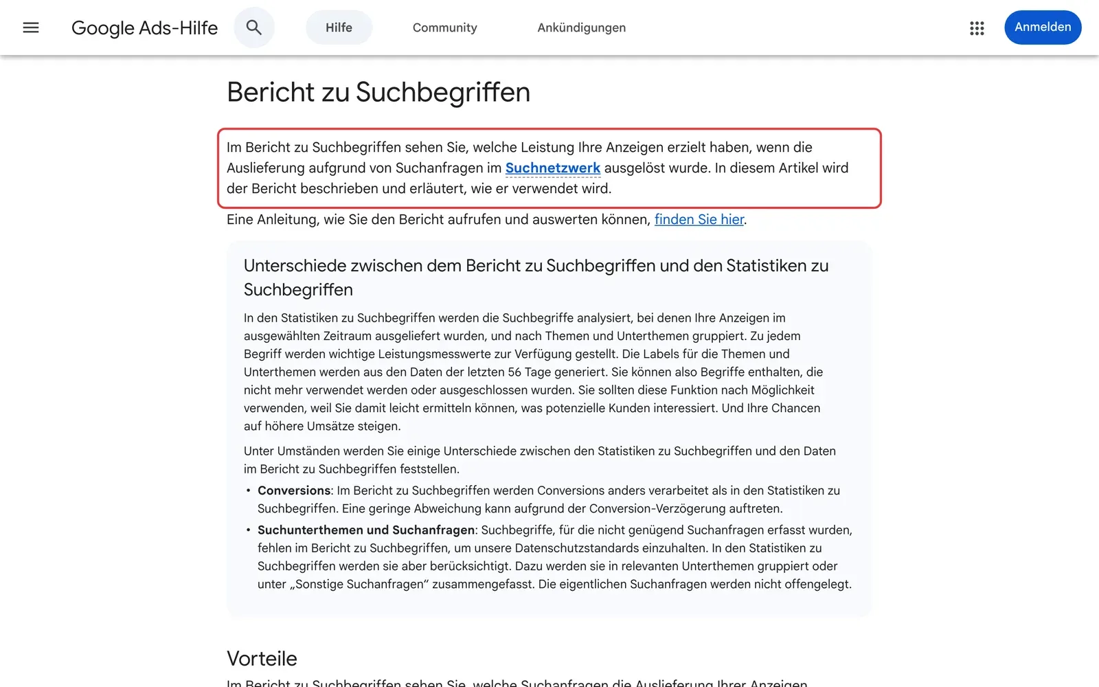 Google Ads-Hilfe zum Bericht zu Suchbegriffen, der einleitende Absatz ist rot umrahmt, darunter die Unterschiede zu den Statistiken zu Suchbegriffen