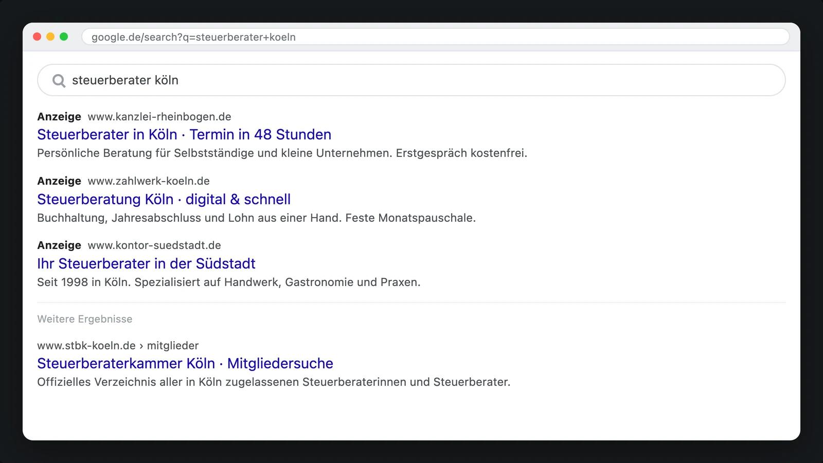Monitor mit einer Suchergebnisseite, oben drei abgesetzte Anzeigenplätze über den normalen Treffern
