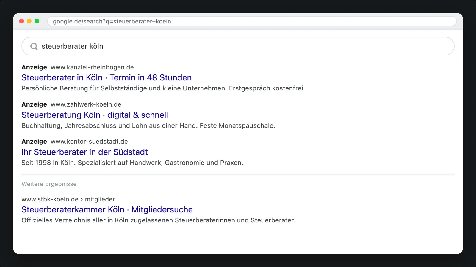 Monitor mit einer Suchergebnisseite, oben drei abgesetzte Anzeigenplätze über den normalen Treffern
