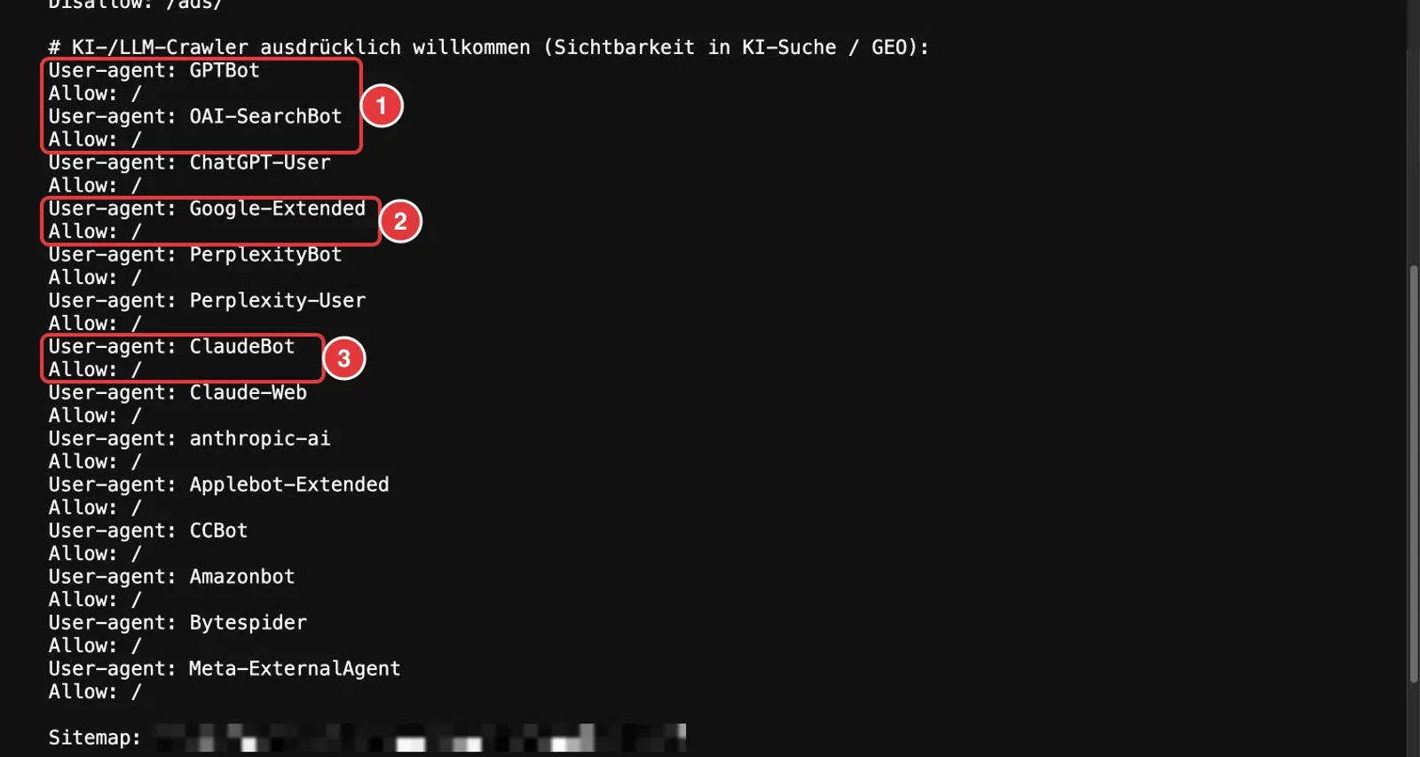 robots.txt mit ausdrücklich erlaubten KI-Crawlern wie GPTBot, OAI-SearchBot, Google-Extended und ClaudeBot, Domain verpixelt