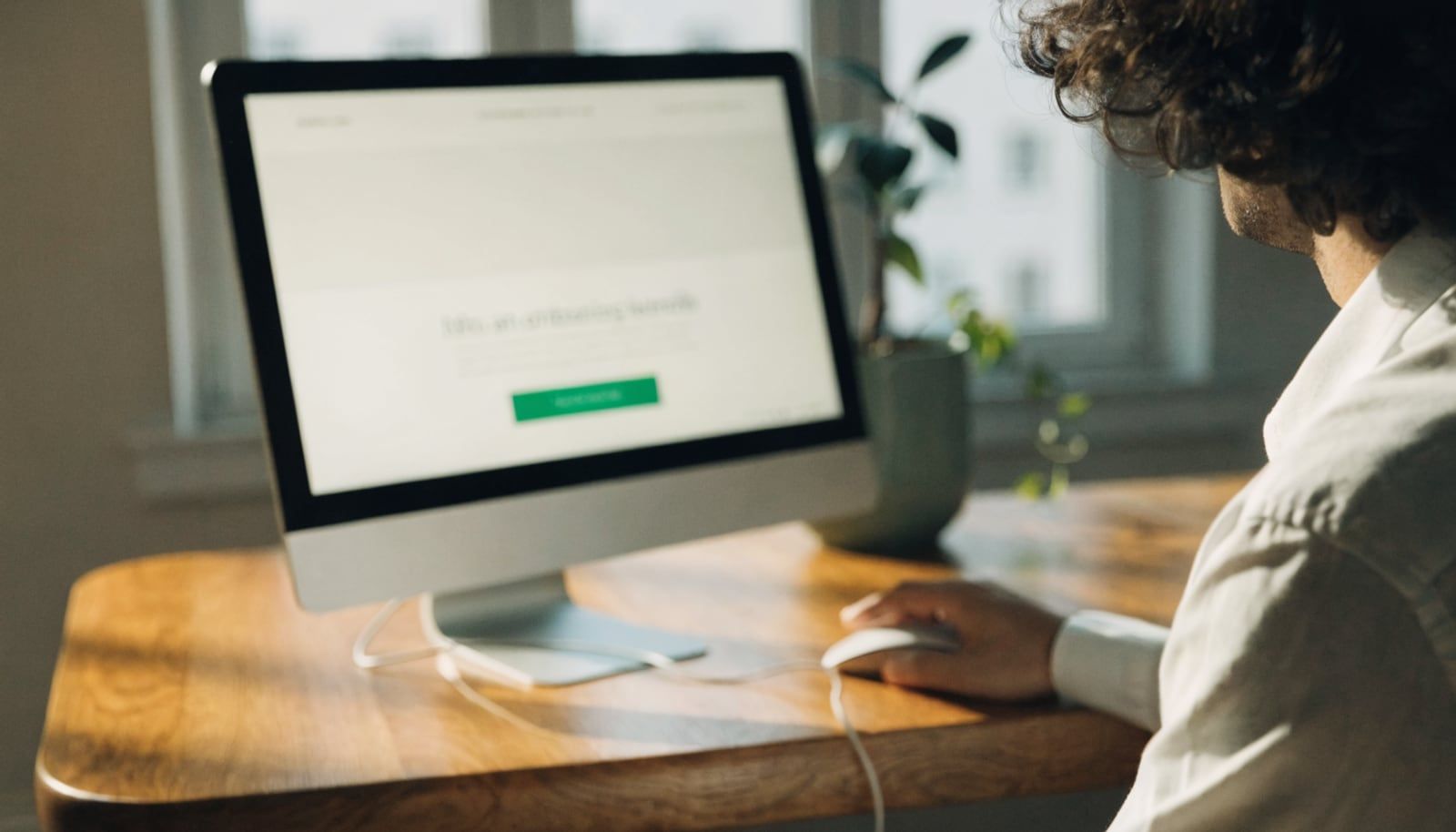 Nutzerin prueft eine Landingpage am Monitor, daneben die Suchergebnisseite mit Anzeige