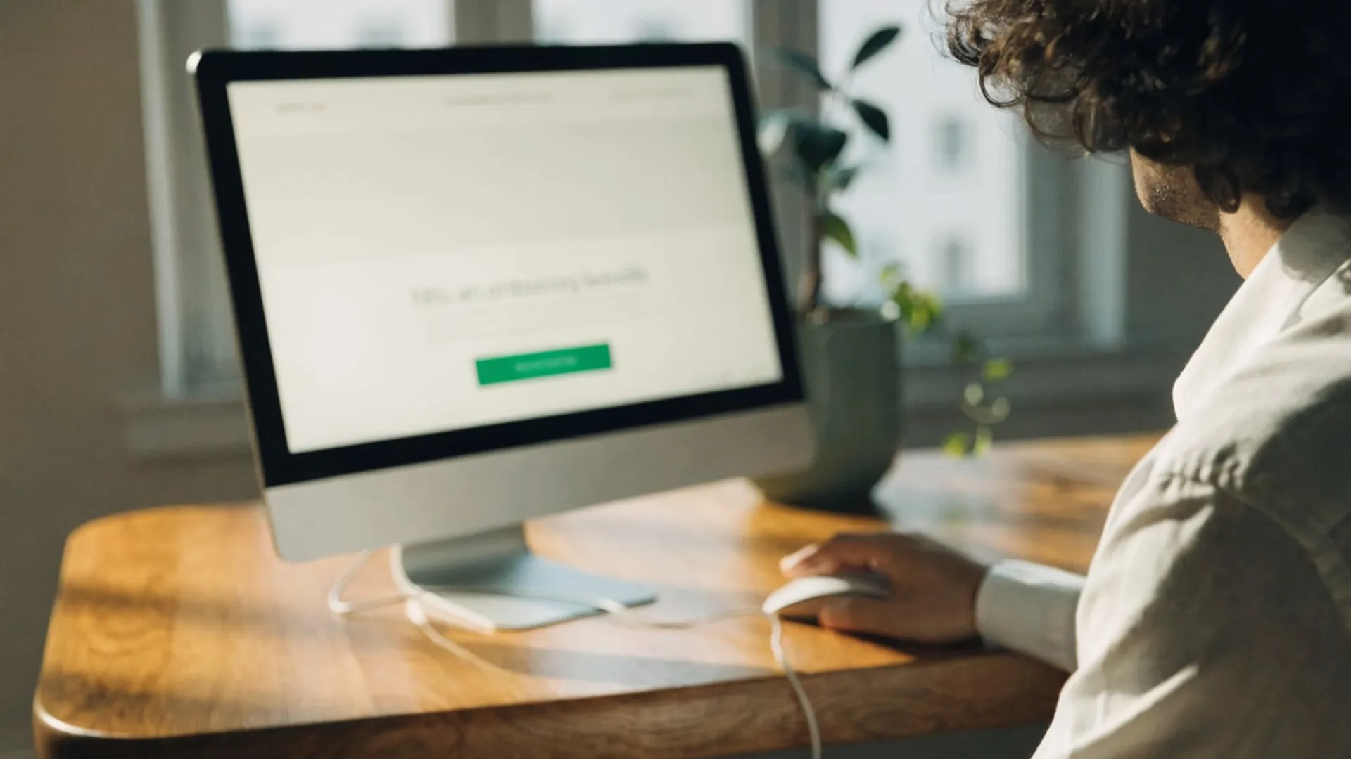 Nutzerin prueft eine Landingpage am Monitor, daneben die Suchergebnisseite mit Anzeige