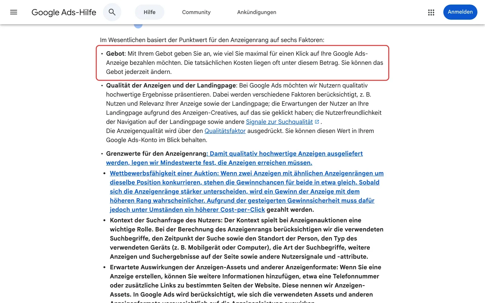 Google Ads-Hilfe zum Anzeigenrang: der Punkt Gebot mit dem Satz, dass die tatsächlichen Kosten oft unter dem Höchstbetrag liegen, ist rot umrahmt
