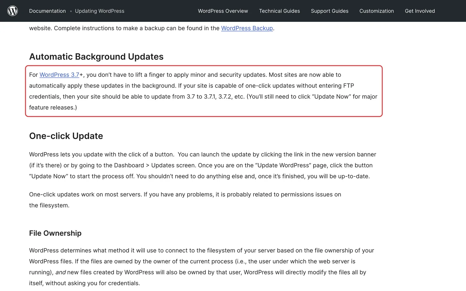 WordPress-Dokumentation Updating WordPress, Abschnitt Automatic Background Updates: der Absatz, dass kleinere Updates und Sicherheitsupdates seit WordPress 3.7 automatisch im Hintergrund eingespielt werden, große Versionen aber per Klick, ist rot umrahmt