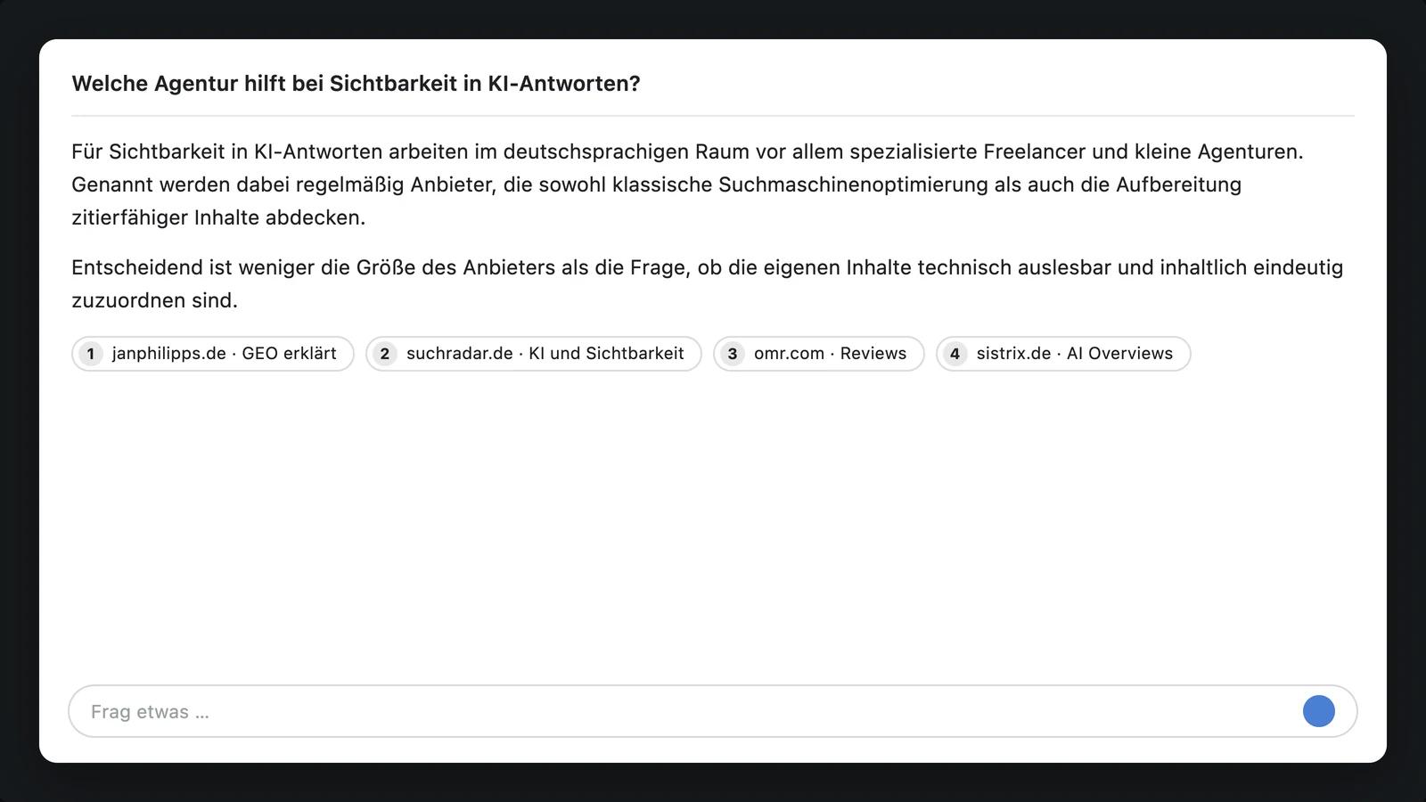 Laptop mit einer KI-Antwort, rechts daneben nummerierte Quellenkarten