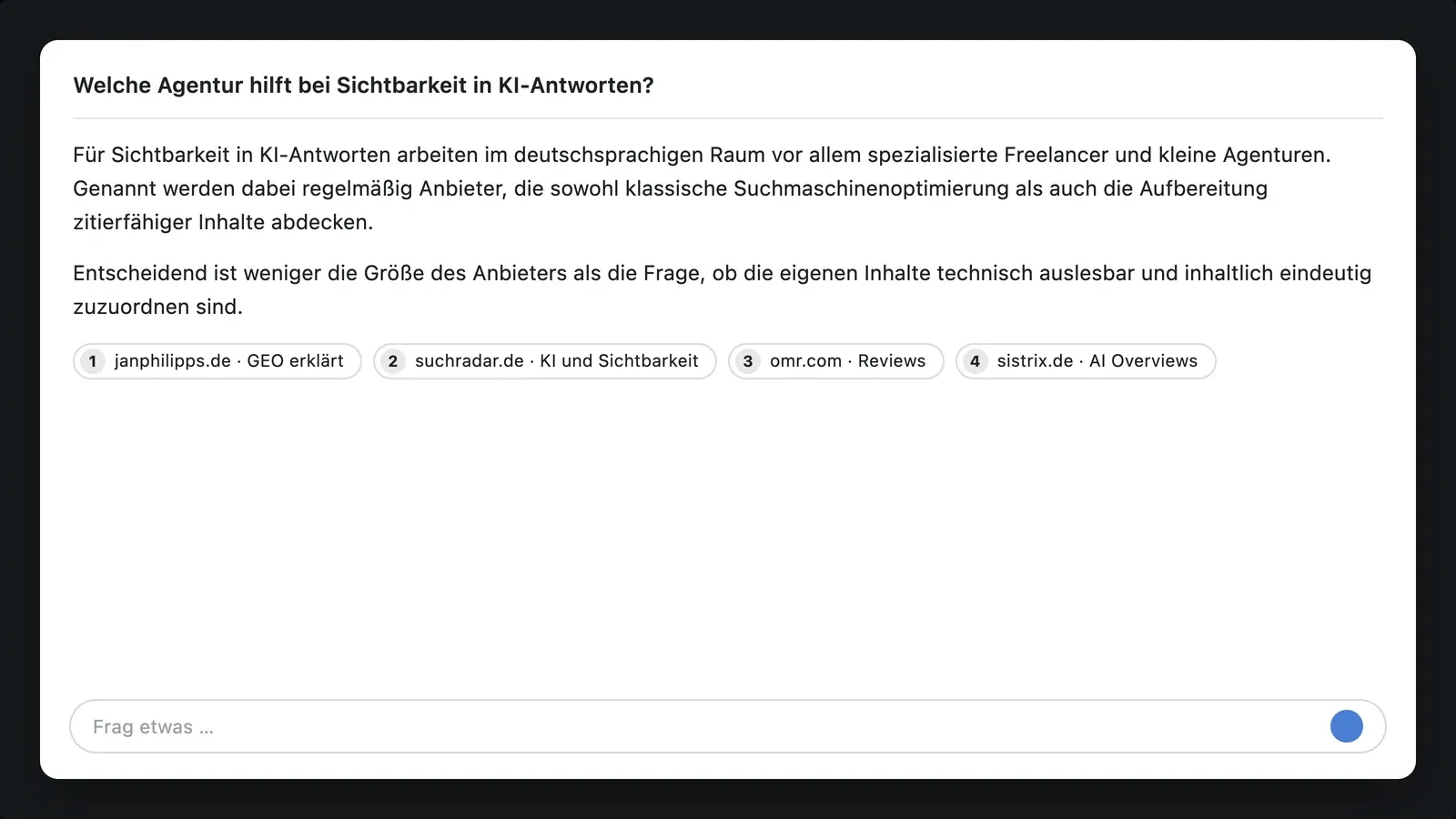 Laptop mit einer KI-Antwort, rechts daneben nummerierte Quellenkarten