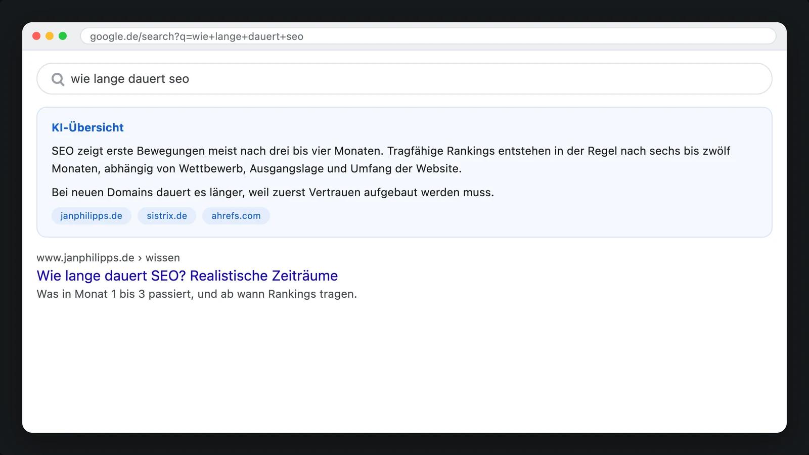 Monitor zeigt eine Suchergebnisseite, oben ein großer abgerundeter Antwortkasten, darunter kleine blaue Ergebniszeilen
