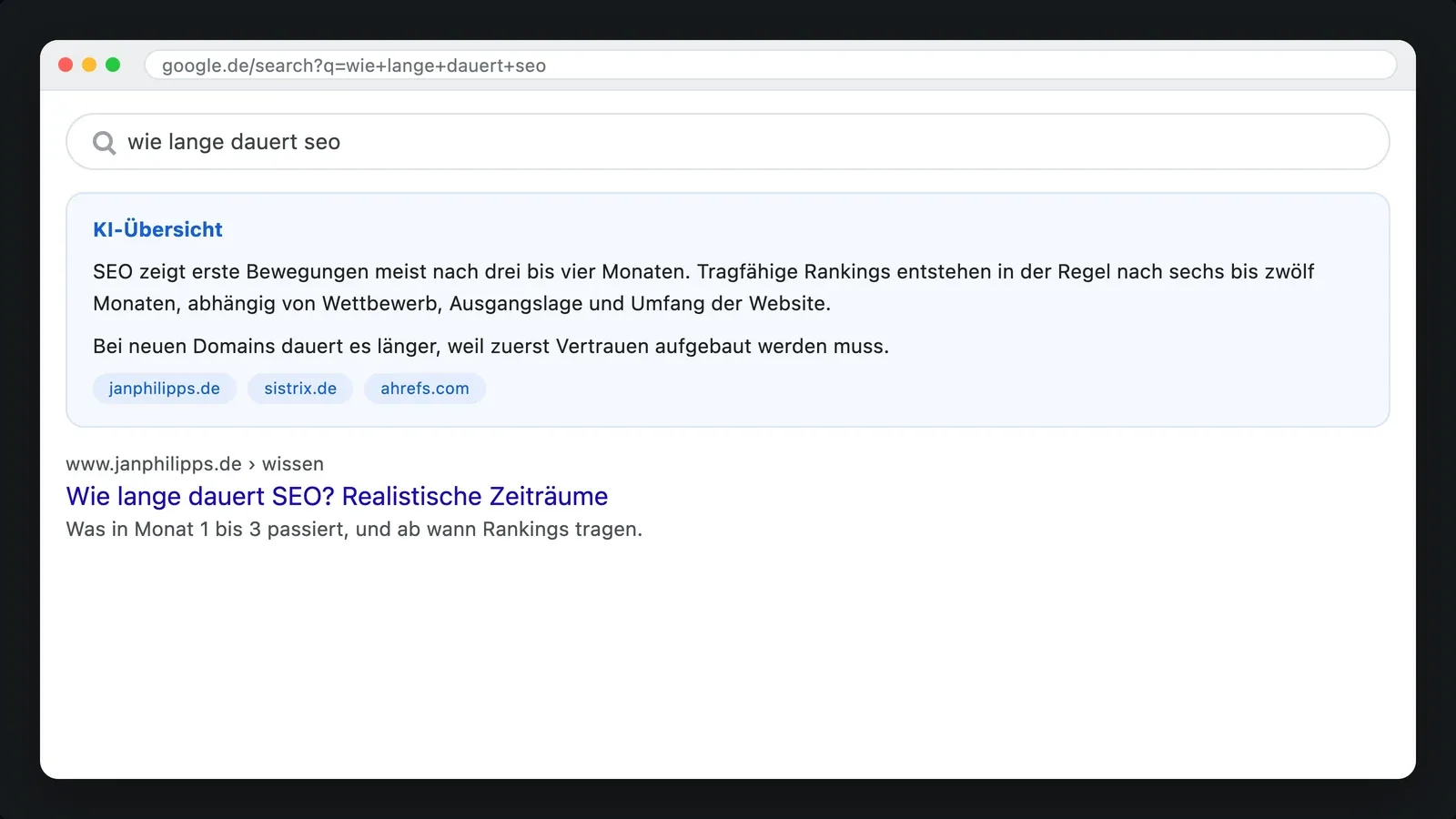 Monitor zeigt eine Suchergebnisseite, oben ein großer abgerundeter Antwortkasten, darunter kleine blaue Ergebniszeilen