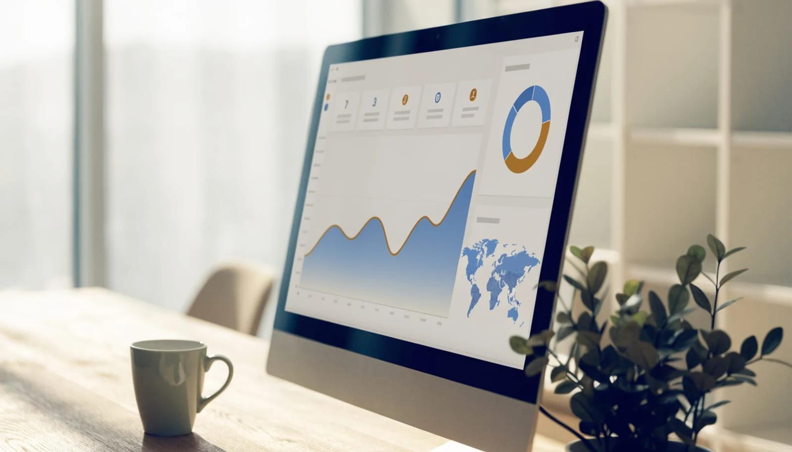 Monitor mit einem Auswertungswerkzeug: Kennzahlenreihe, große Kurve und Weltkarte
