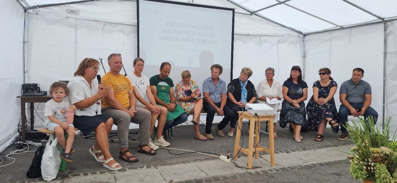 Fotografija 8: Nastopajoči udeleženci okrogle mize