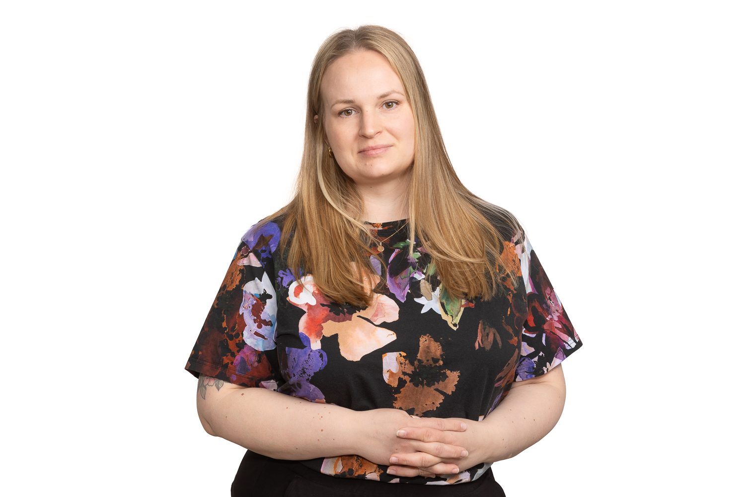 Kukkakuvioinen paita valkoista vasten, sama rajauskorkeus kuin muissa.