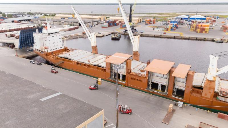 Spliethoff m/v Sampogracht – Saapuminen ja ensilastaus Oulun satamassa