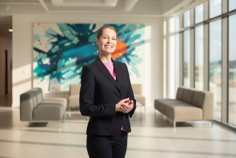 Studiokuvaus ja taustat AI:lla – uudet henkilökuvat Finapartner Oy:lle