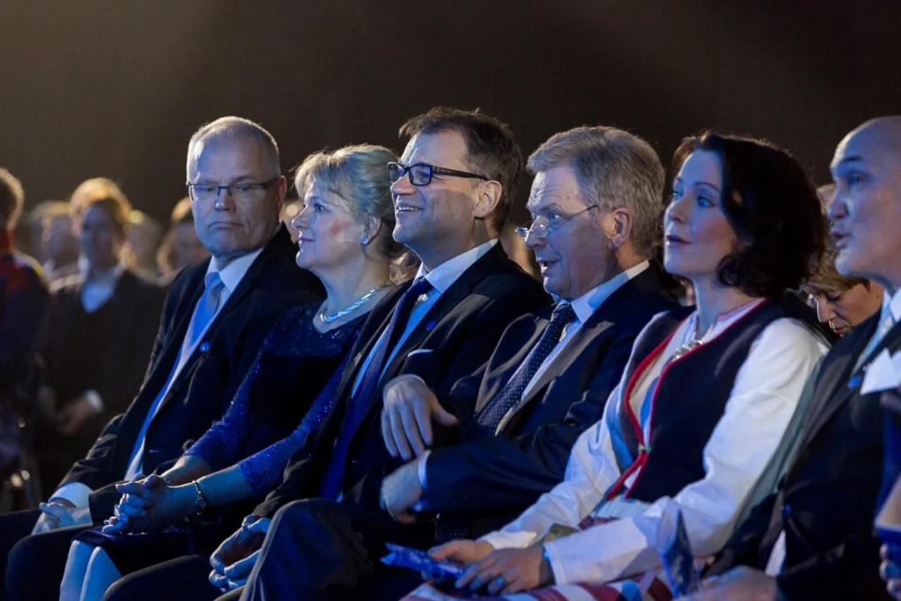  Pääministeri Sipilä, Tasavallan Presidentti Sauli Niinistö ja rouva Haukio nauttivat esityksestä 
