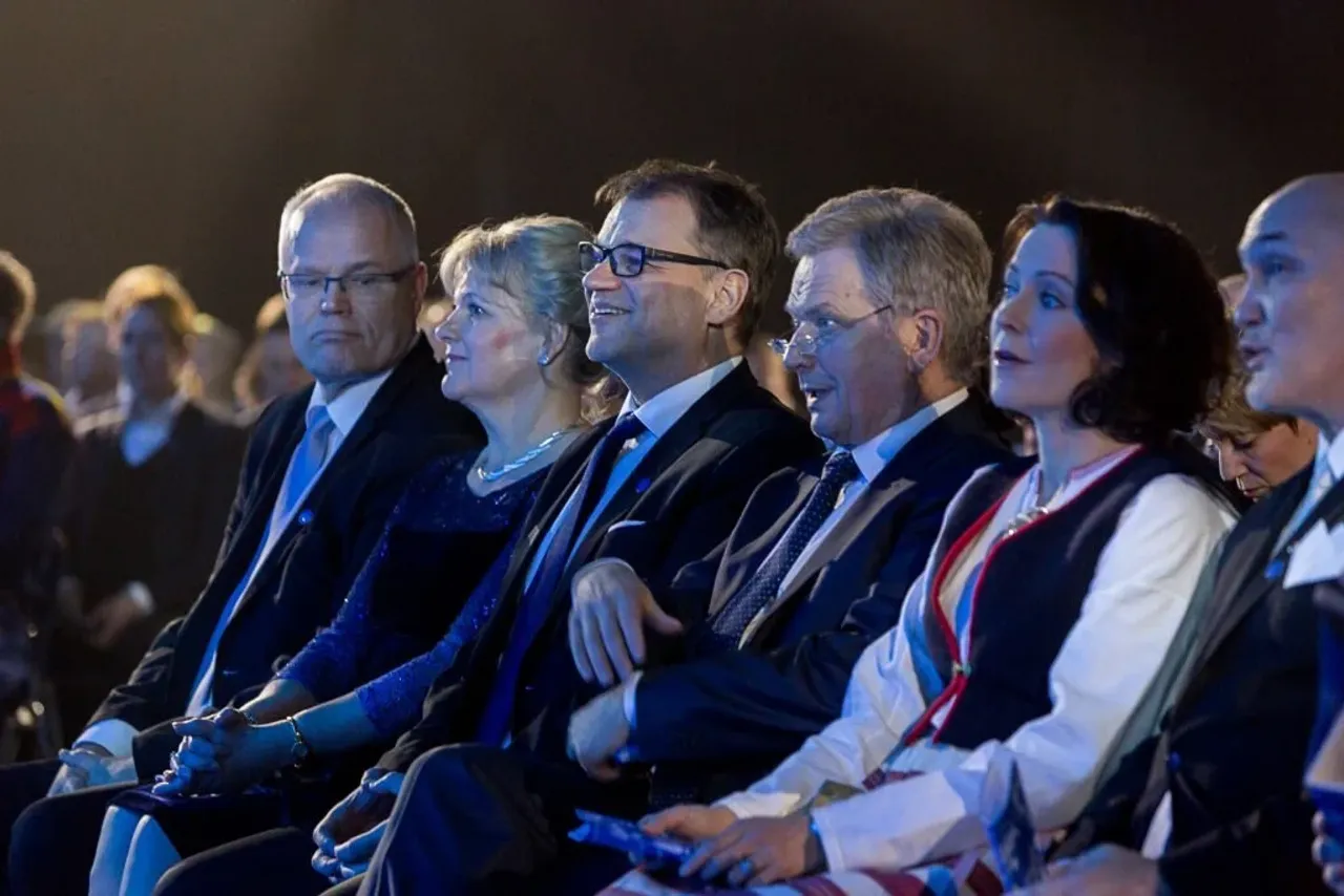 Pääministeri Sipilä, Tasavallan Presidentti Sauli Niinistö ja rouva Haukio nauttivat esityksestä