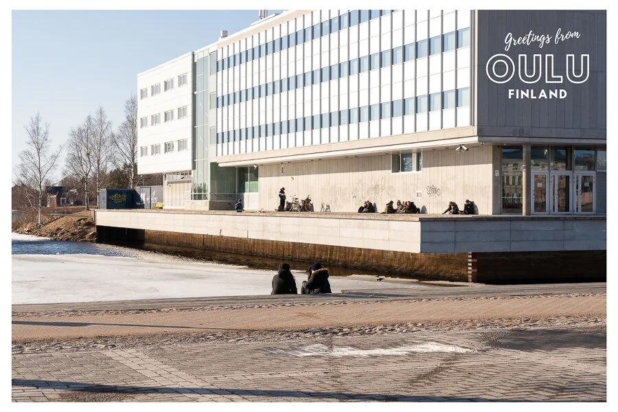  Nuorisoa Oulun teatterin takana 