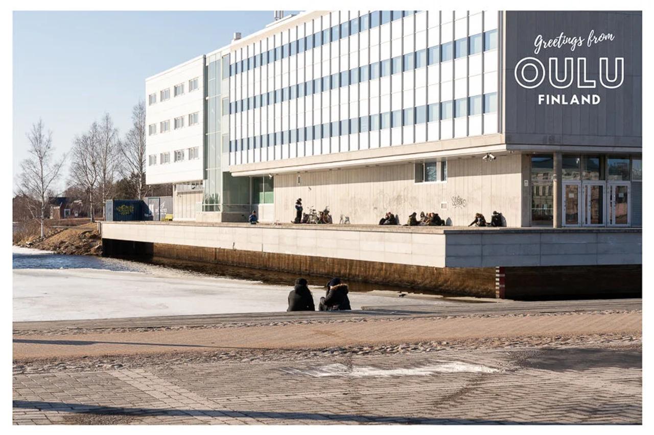  Nuorisoa Oulun teatterin takana 