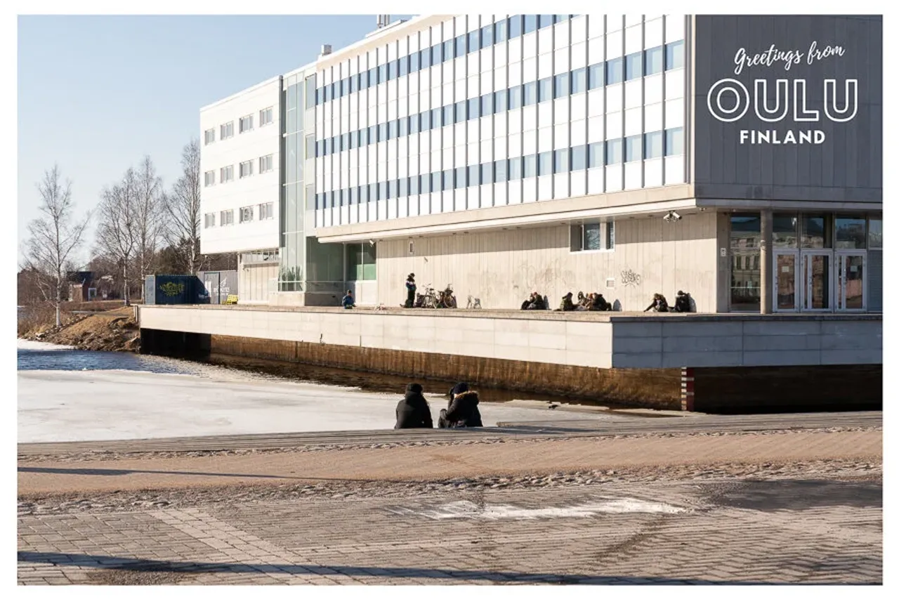 Nuorisoa Oulun teatterin takana