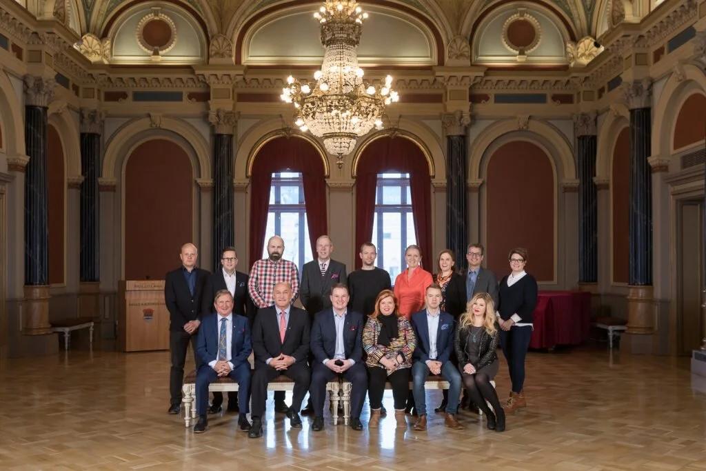 Valtuustoryhmän ryhmäkuvaus | Henkilökuvat Oulu