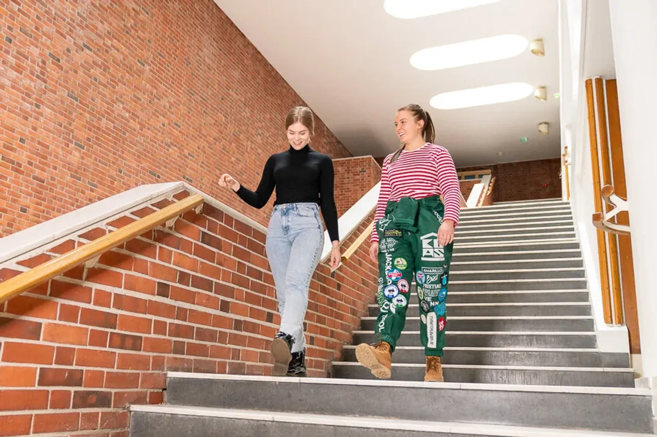 Opiskelijoita JYU päärakennuksessa seminaarinmäellä