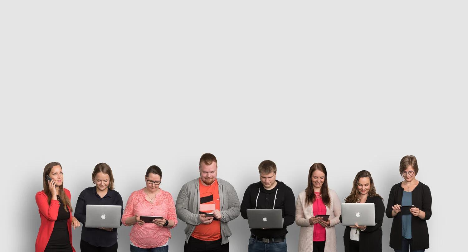 Rakennettu ryhmäkuva Talenomille | Henkilökuvaukset Oulussa