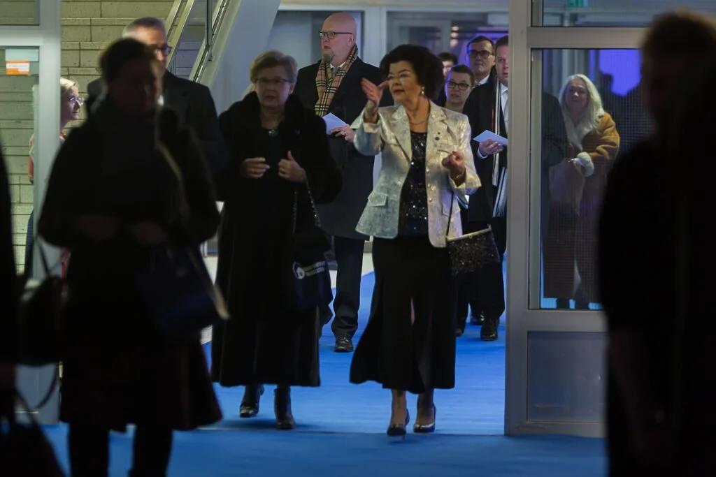  Juhlavieraat saapuvat 