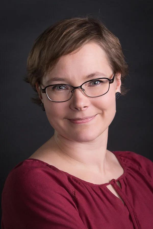 Muotokuva graafisen suunnittelijan verkkosivuille | Yritysvalokuvat Oulu