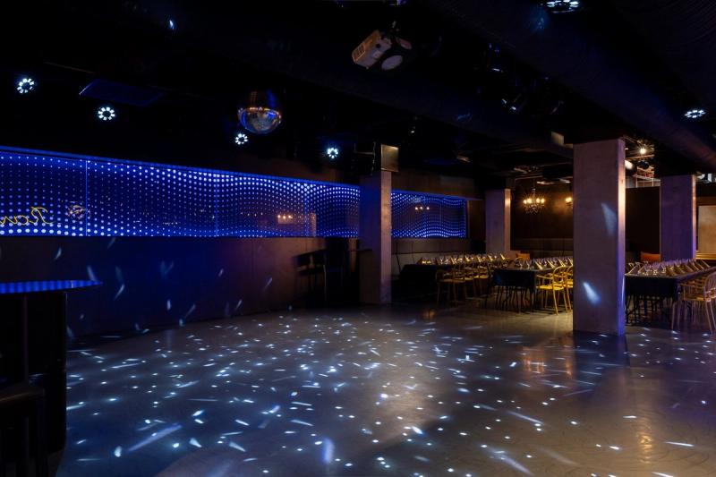 Tilakuvia Oulun Amarillon yökerho juhlatilasta